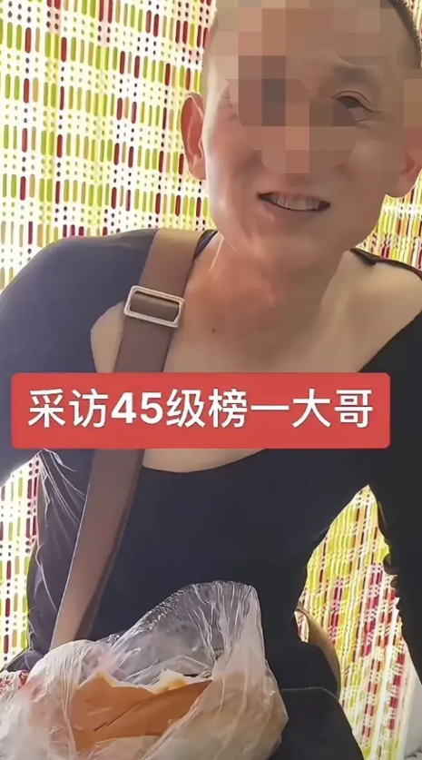 先后给网红女主播打赏20多万的榜一大哥，自己光棍一个，天天吃咸菜就馒头过日子，你