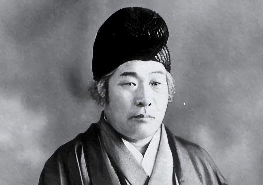 一边是百年前的神秘人物王仁三郎“2030日本大难”的预言被反复炒热，一边是高市早