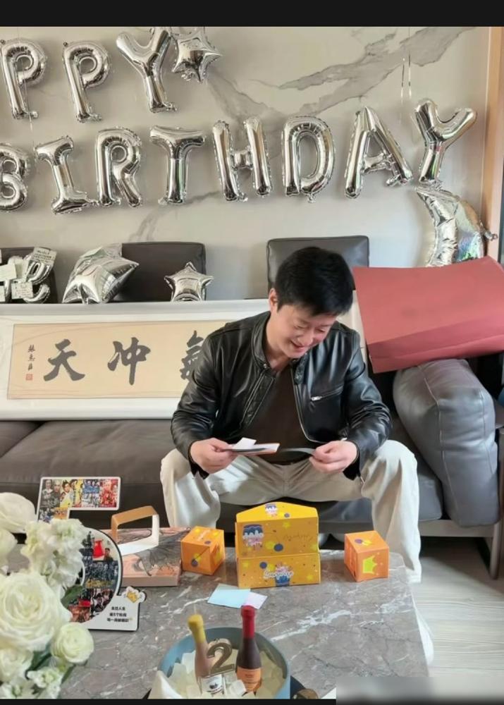 票房300亿的吴京，过生日竟然被老婆‘晾’在一边？前一秒，他还在铁门上猛地一