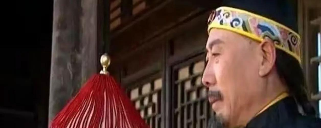 一天，雍正闲来无事，刚好看到侍卫图里琛正笔直地在站在门外。突然，一个想法在脑海里