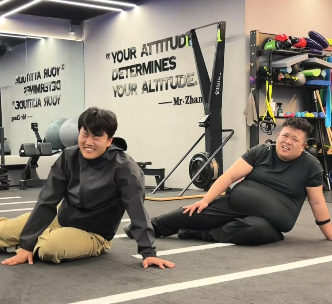 解青栋当年谈业务吃下去的，现在要运动减下来，全身器官应该都是拒绝的，他的表情痛苦