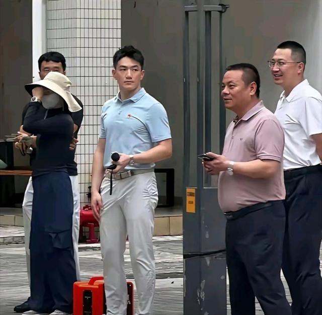 说张馨予老公何捷“没那么帅”的，纯属拿放大镜找茬。人家以前是特种兵，现在转业了不