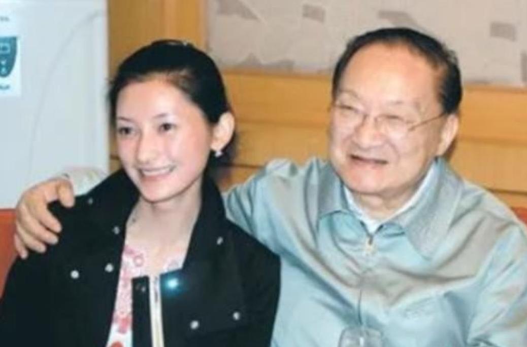 1976年的一天，金庸感到异常疲惫，决定去他常去的酒吧喝酒放松一下。在结账时，他