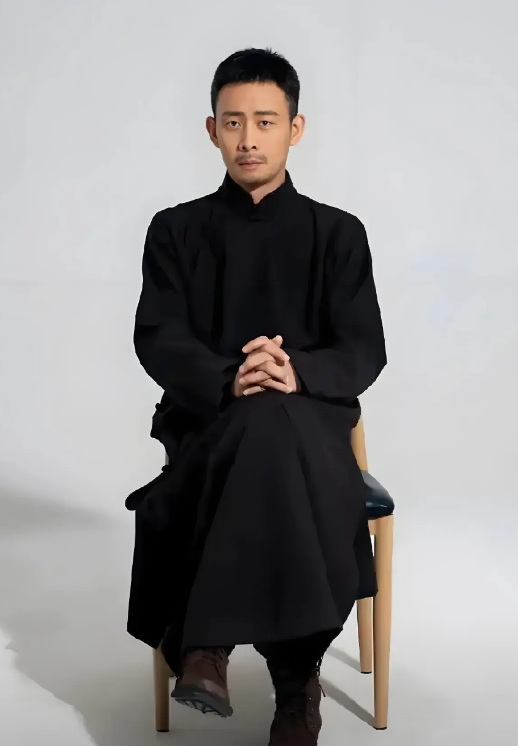 我敢说只要张译不塌房，他演技模不模式化都已经不重要了，因为他靠的早已不是