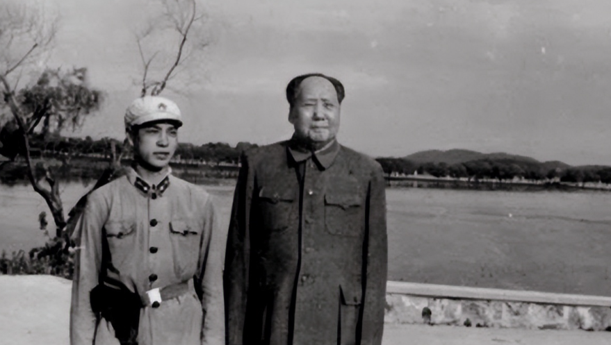 1965年10月24日，毛主席在办公室秘密会见周总理，要求所有警卫人员撤离。然后