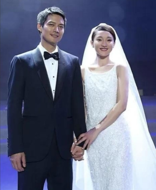 2014年，周迅跟高圣远闪婚。婚后不久，高圣远就问周迅借300万开公司，没想到周