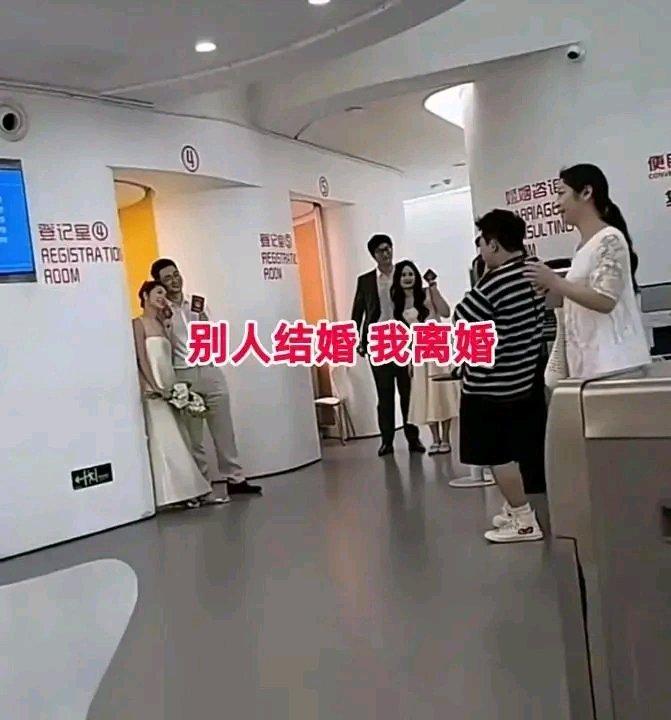 贵州32岁女子小周的婚姻故事太让人唏嘘。她和老公校园恋爱，结婚五年，老公干工程月