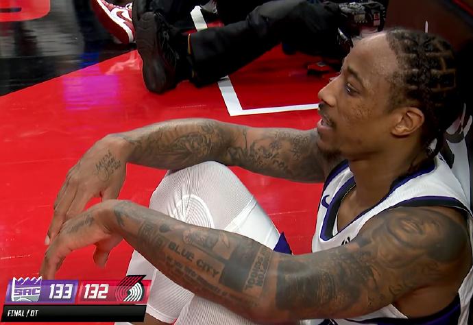 裁判太黑了！德罗赞翻身中投命中后，国王反超开拓者1分，留给开拓者4.4秒的时