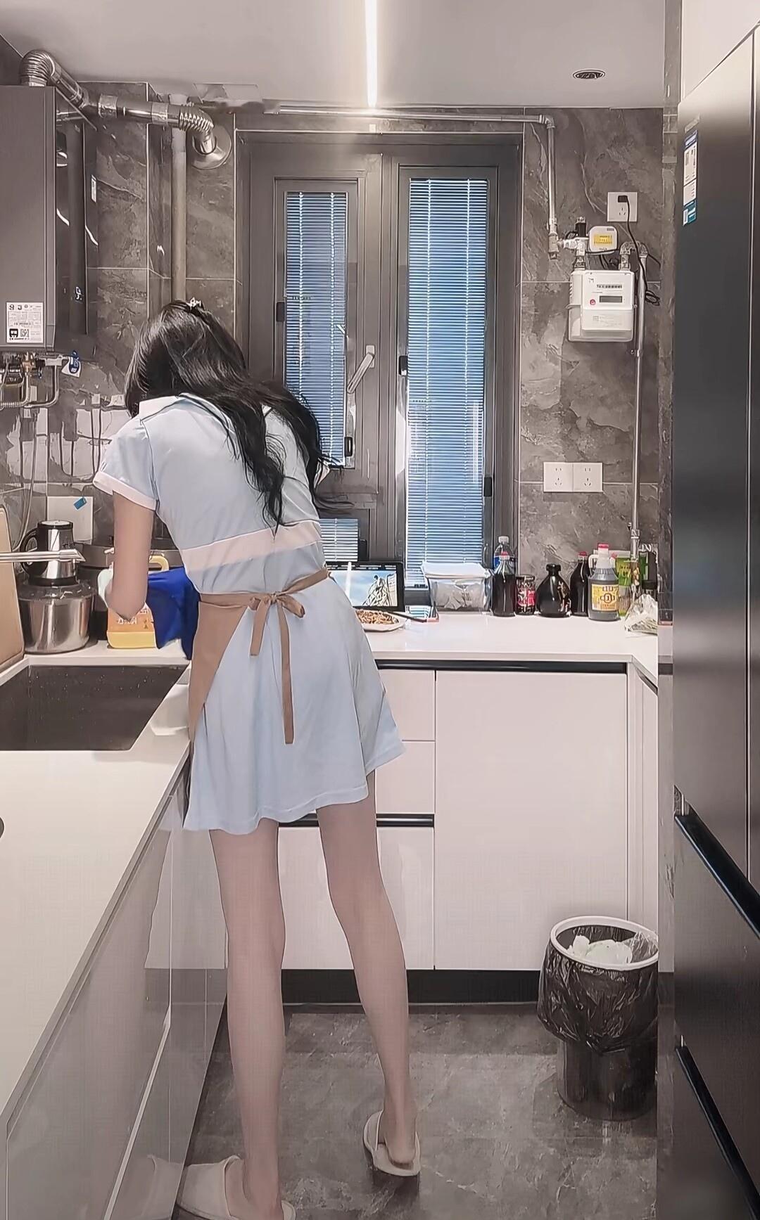 温馨厨房时光在温暖的厨房里，享受烹饪的乐趣。