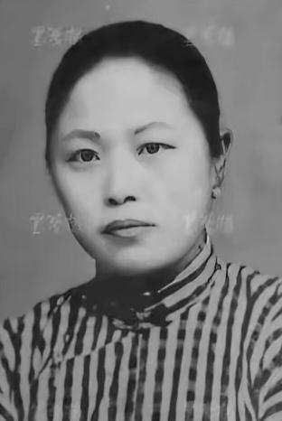 1951年，澳门街头，叶亚华穷得没饭吃，立牌自报：我是王铭章遗孀！老公滕县死