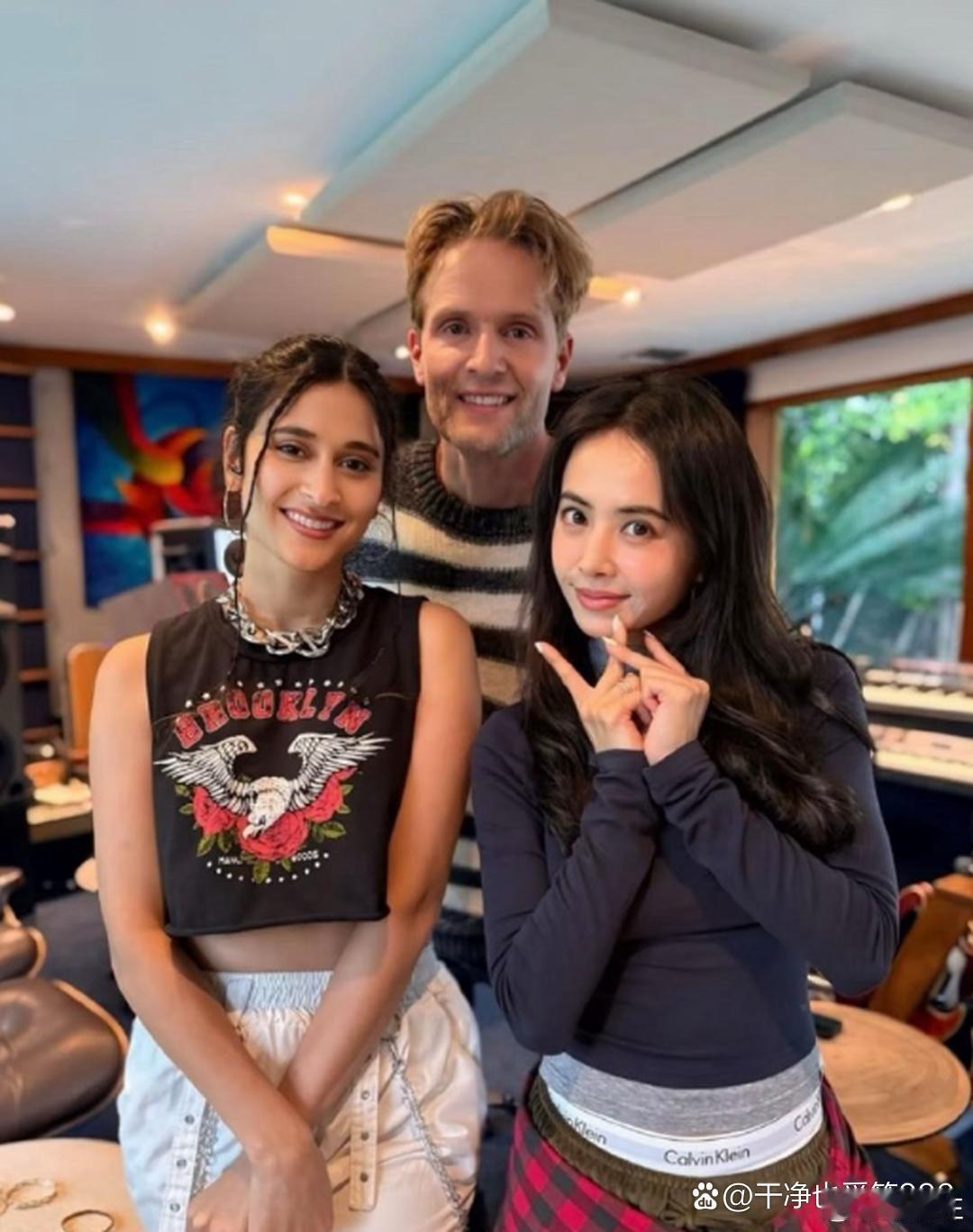 46岁蔡依林和外国友人聚餐，她的穿着内裤边外露，这是新的时尚吗？