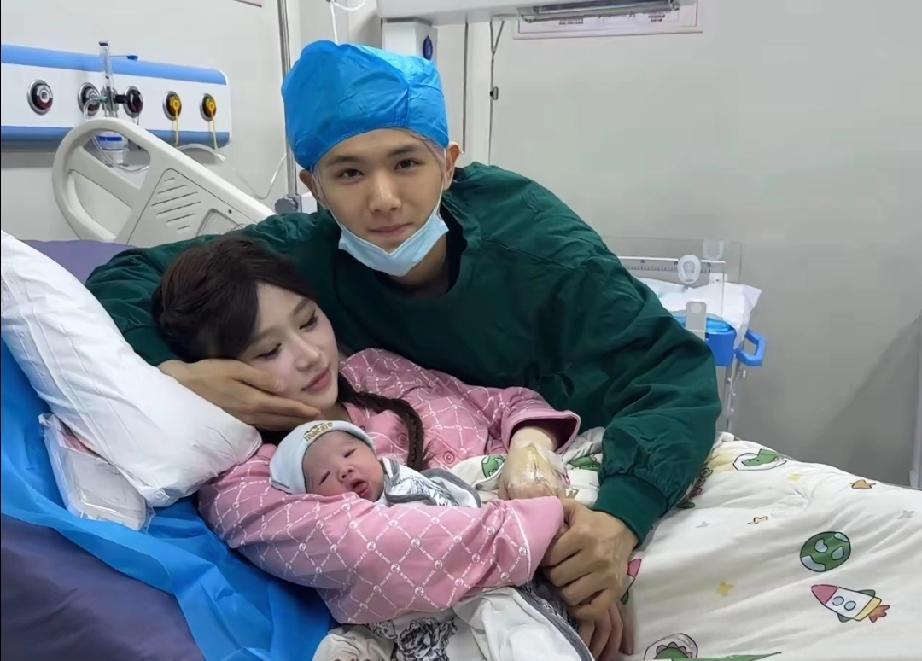 恭喜！鹿哈官宣得女，晒照宣布正式当爸，一家三口太幸福网红鹿哈（