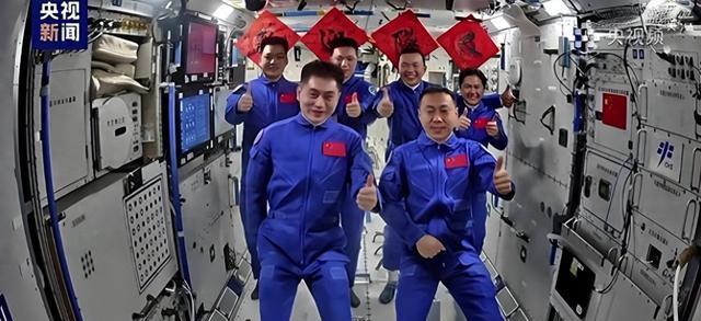 航天员上太空为什么要带枪？不是防外星人，苏联的教训不能忘1965年，苏联发射了