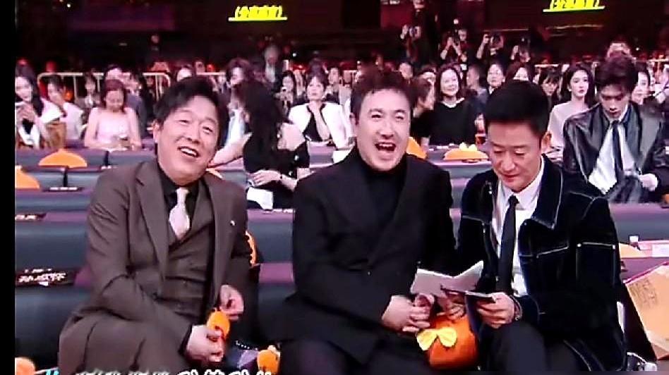 张艺谋笑得猛拍大腿，杨幂捂嘴憋到发抖，沈腾又把颁奖礼玩坏了。微博之夜，沈