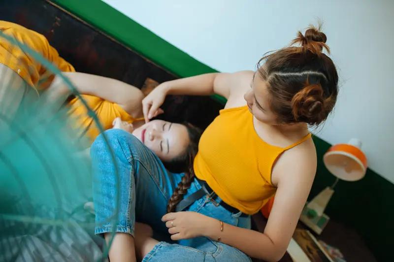 离hun最难时孩子没人带，求亲妈帮带几天。她却说：“我没空，要帮你嫂子种菜。”