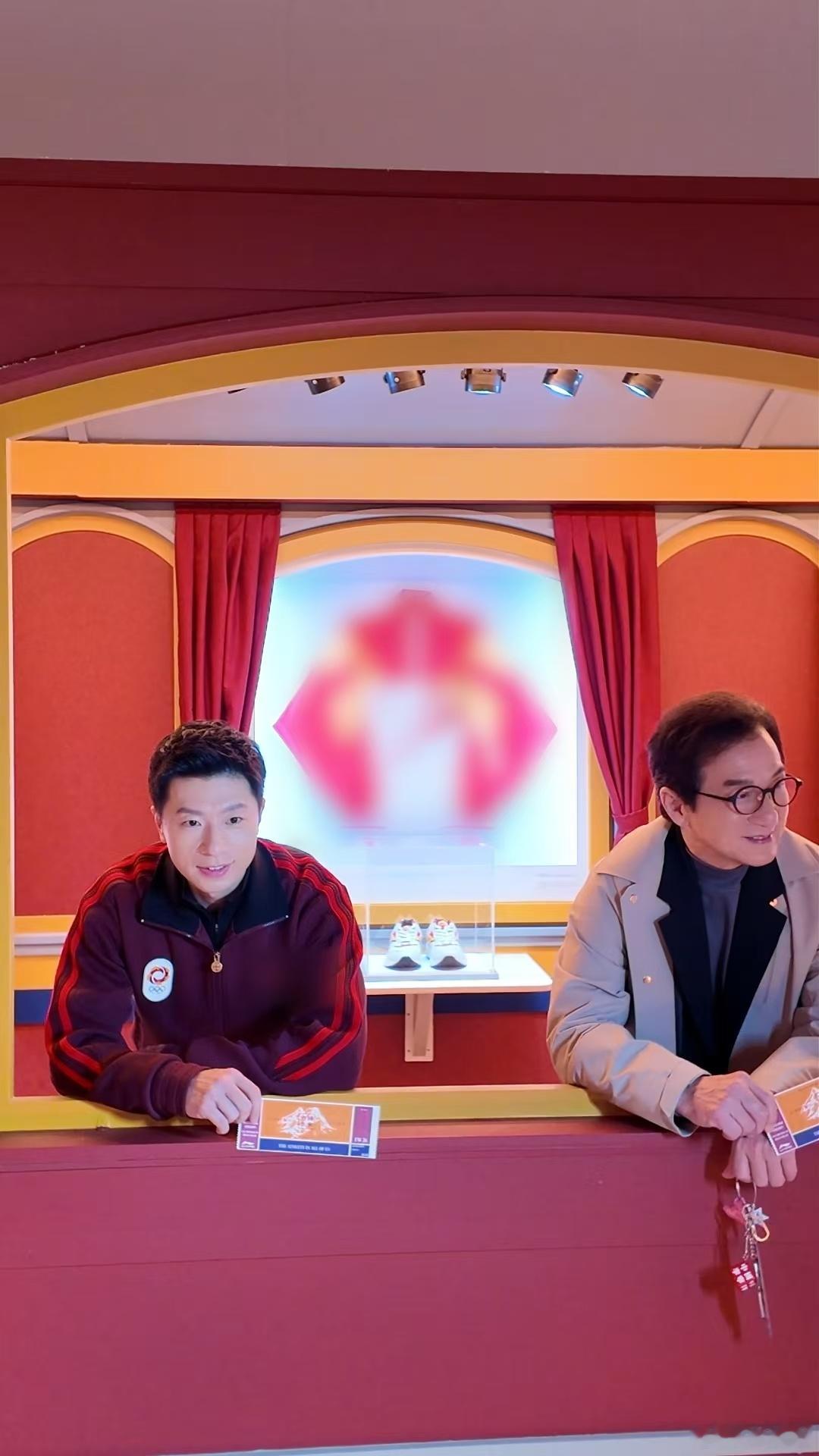 马龙成龙同框雪场看秀雪场变时尚舞台！成龙复古运动装尽显豪迈，马龙利落造型暗藏冠