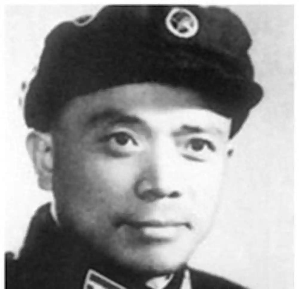 1940年，连长李玉章带人去偷炮弹，临走时，一块石头忽砸了下来，惊动了日军。眼看