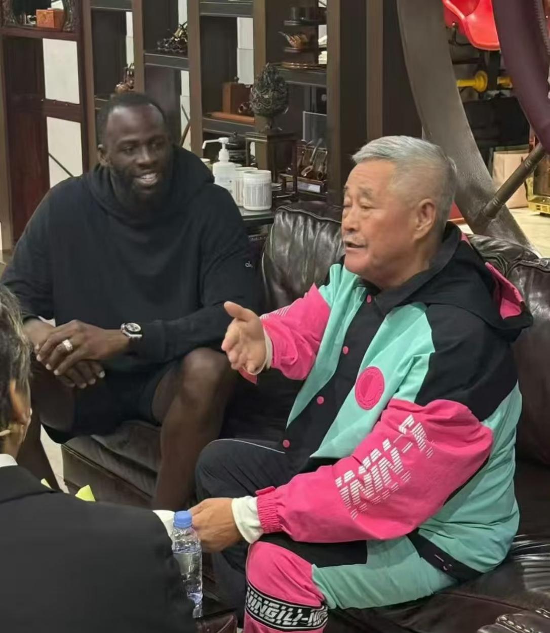 这几张图足以证明郭艾伦在辽宁的地位有多强！NBA恶汉追梦格林够厉害吧，见到赵本