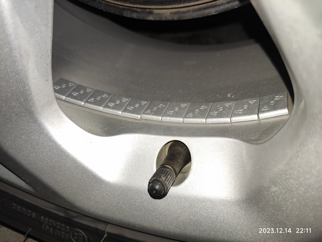 雅阁轮毂方块太多各位老铁，看我这轮毂上有高达11个这玩意，怎么回事这么多？想给