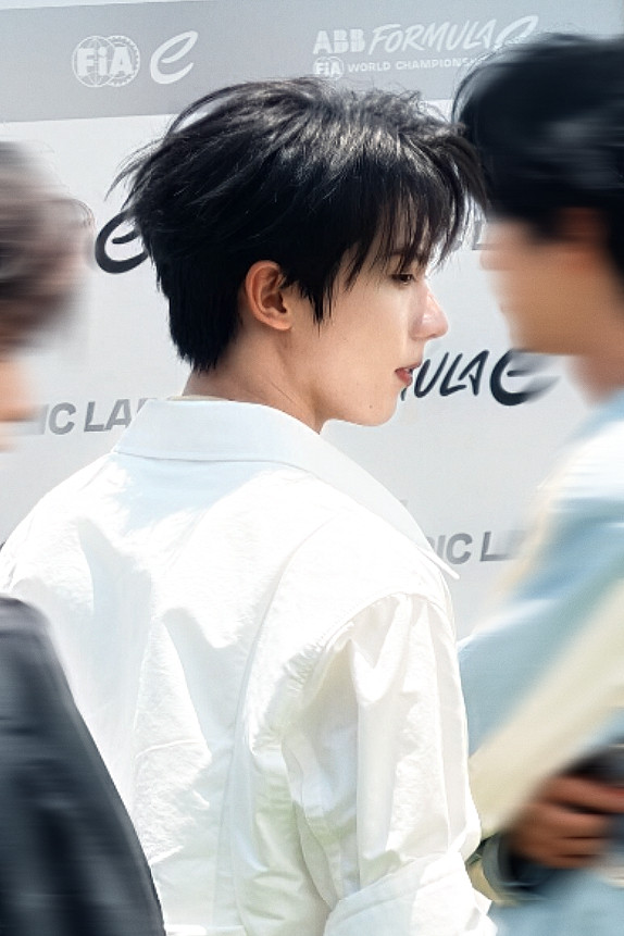 脸蛋很完美手也很完美😋