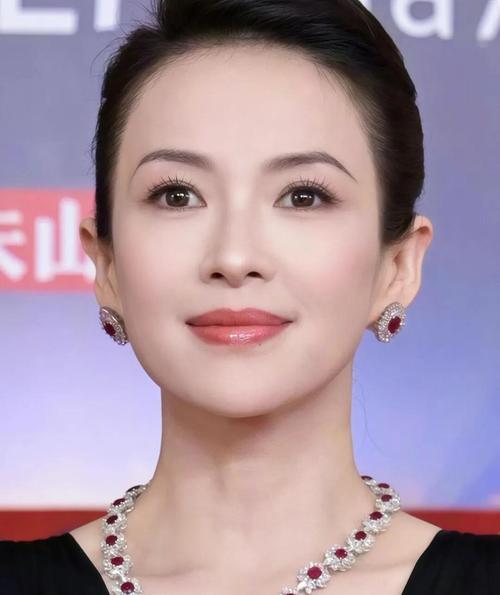深藏不露！47岁章子怡极简穿搭走红，看似普通接地气，读懂高端时尚的通透捷径