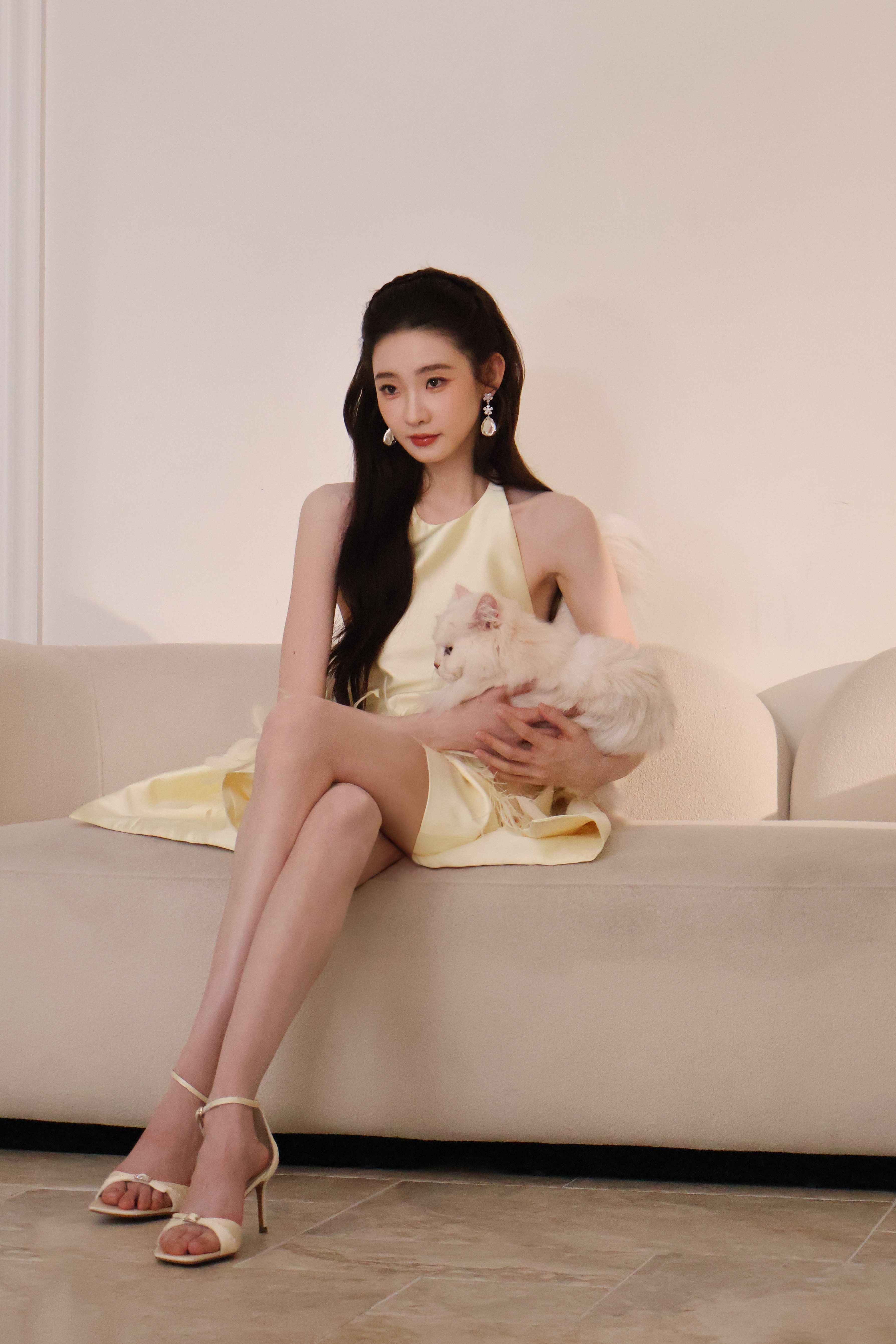 张艺凡 身段玲珑有致，长腿优势尽显