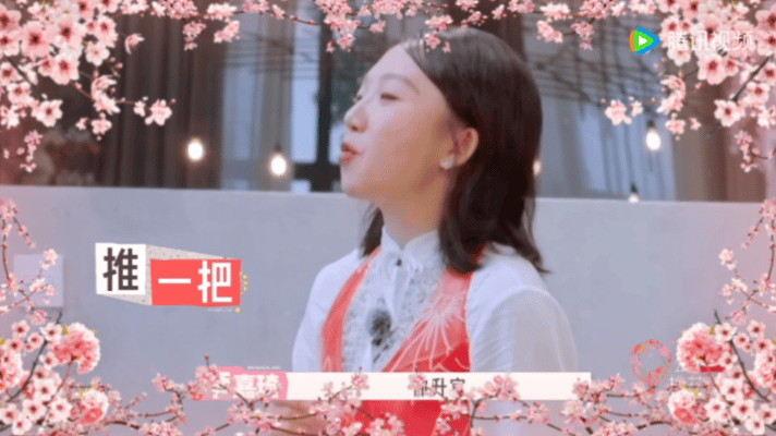 徐若晗急得直捂彭冠英的嘴🌟满心摆烂不愿身居高位，竞选现场接连被点名，彭冠英不停