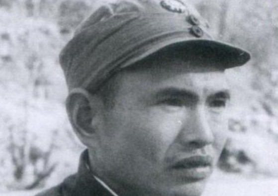 抗战中，八路军营长让战士们反冲锋，不料冲到半山，营长下令停火，命令战士们将鬼子尸