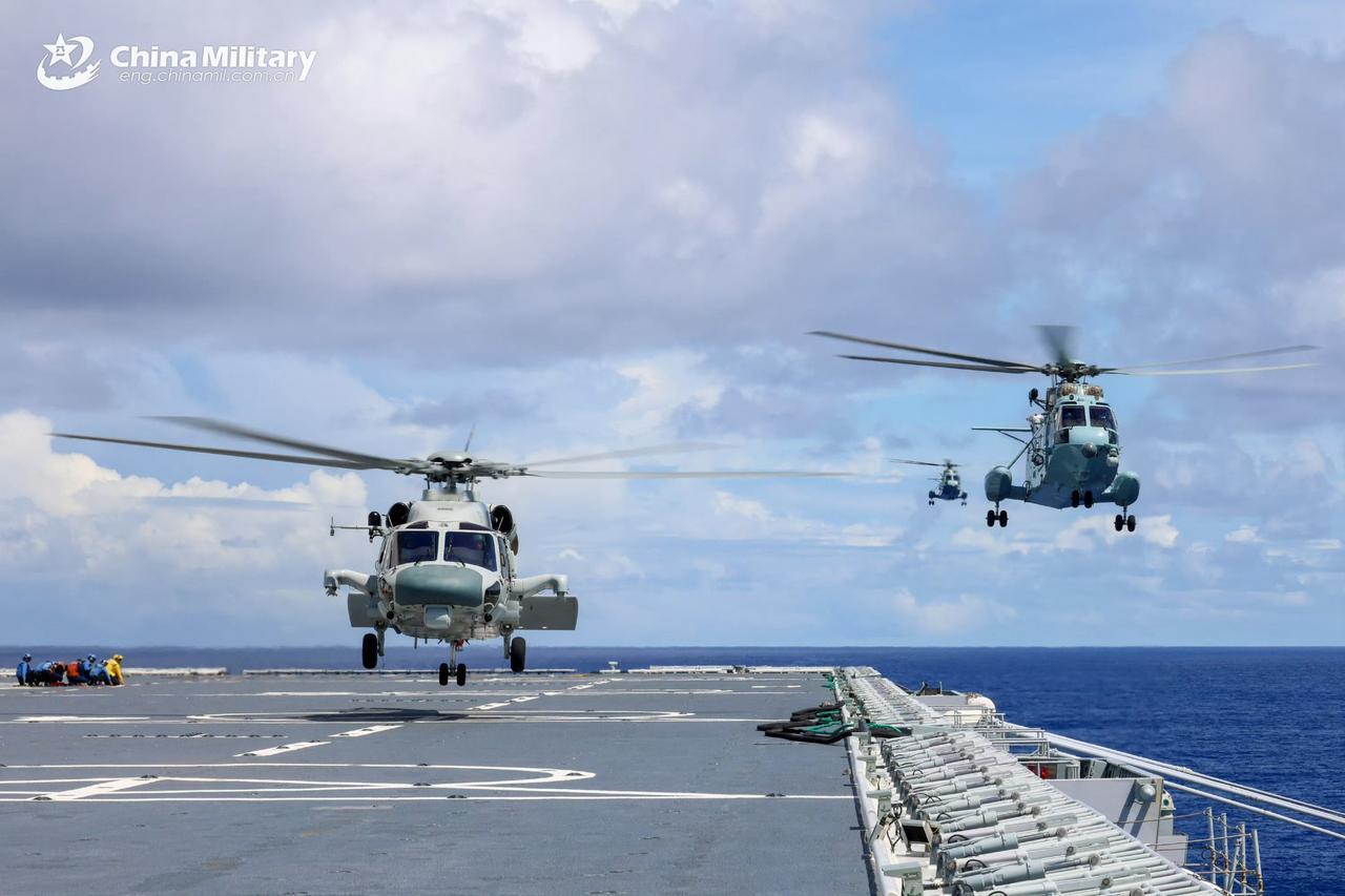 直-20J和直-8C从075两栖攻击舰上起飞，直八的船型机身变成了少有的优势点，