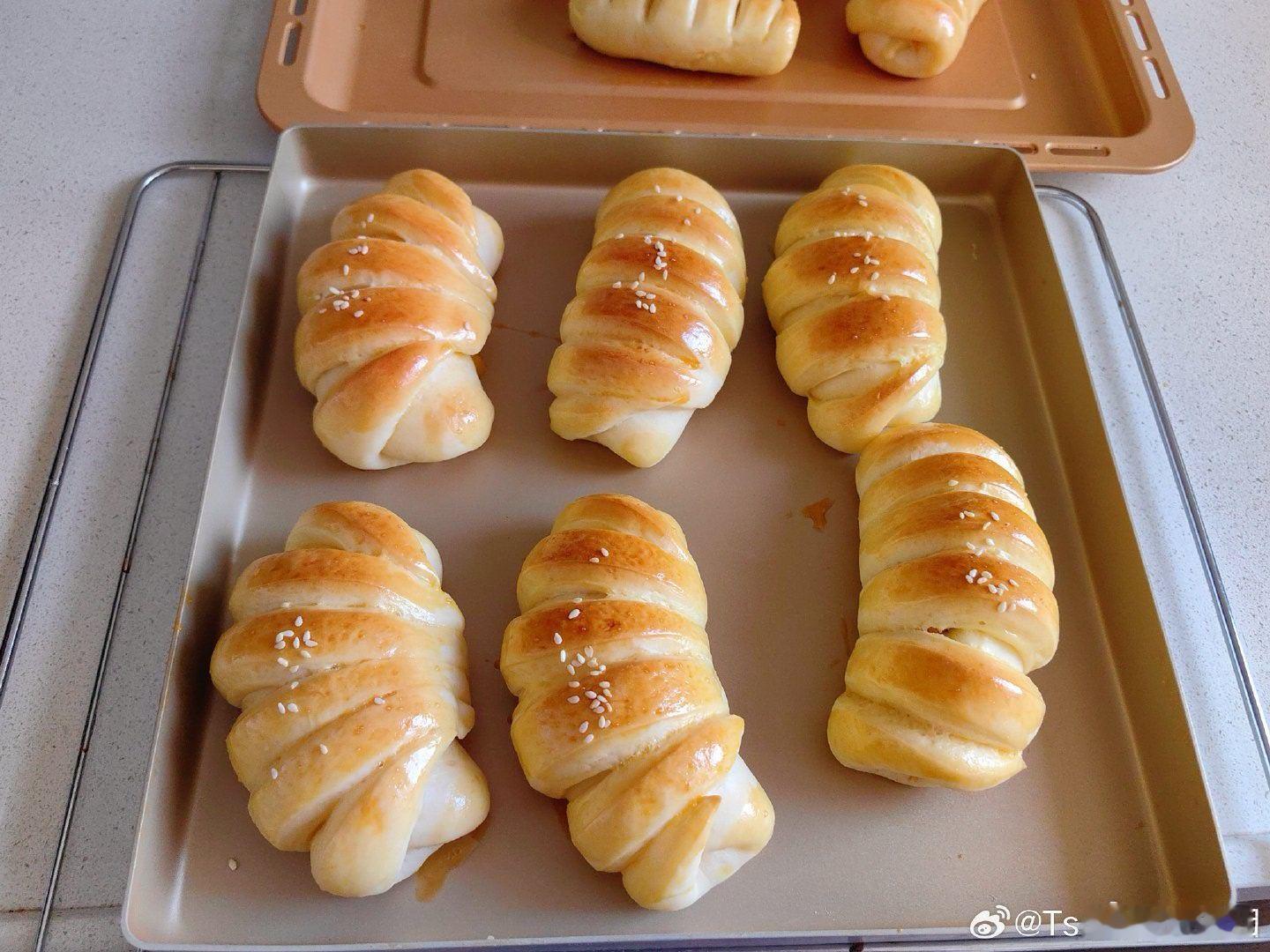 一块面包的价格不该超过15元，现在一块小面包动不动就1520甚至30，我真的