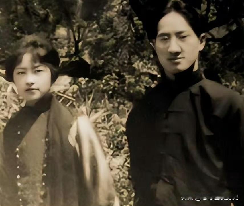 这张老照片定格了林徽因与徐志摩交汇的刹那。画面中的林徽因清新雅致，宛如徐志摩心