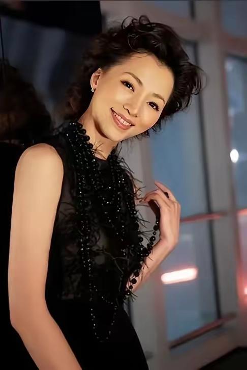 密春雷这事，你看明白了吗？当年休掉发妻，攀上另一条线，觉得这辈子稳了。渣打大