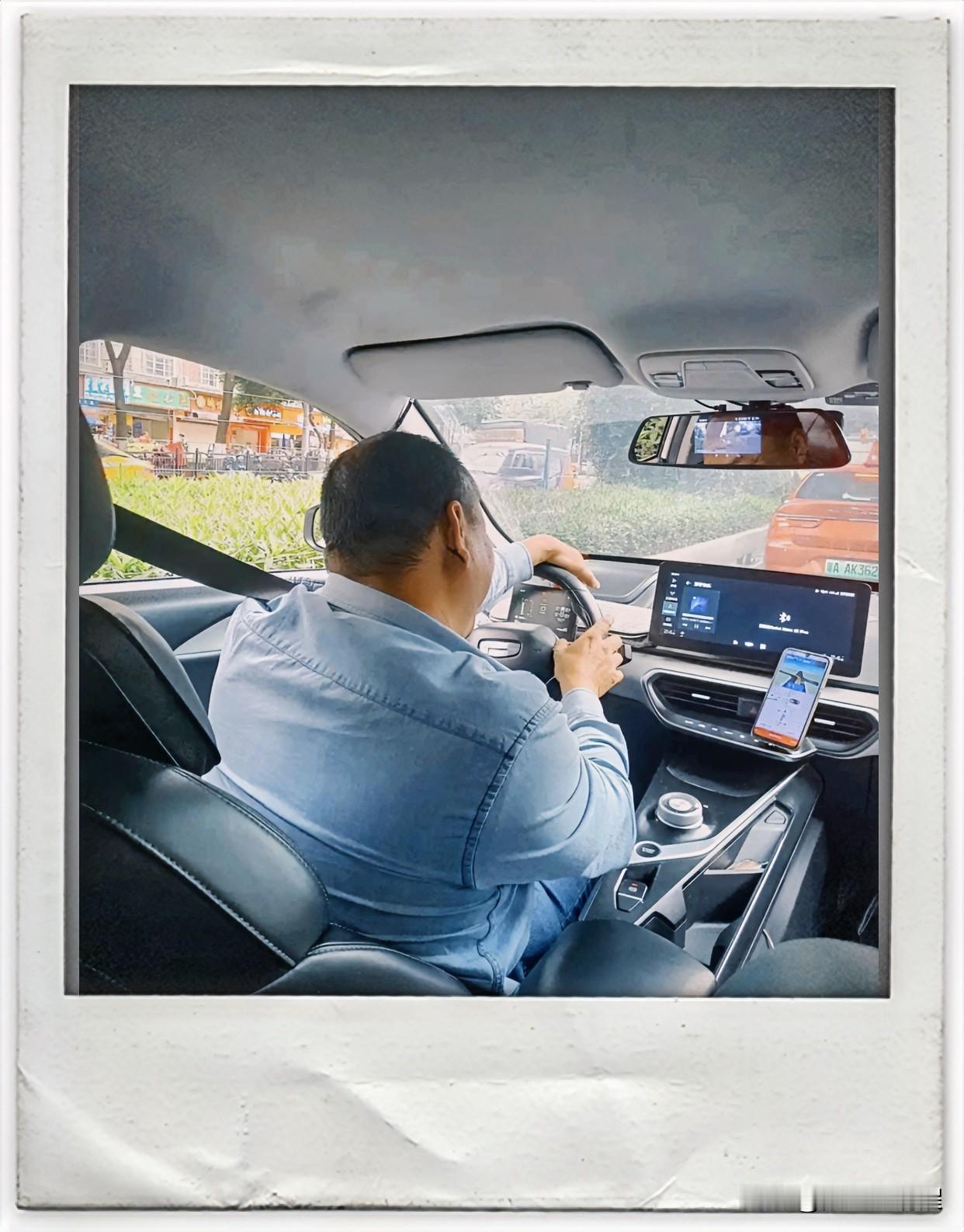 前天晚上，王师傅照常出车，白天上班了一天，晚上想着闲着无事，就出去跑一下滴滴，之