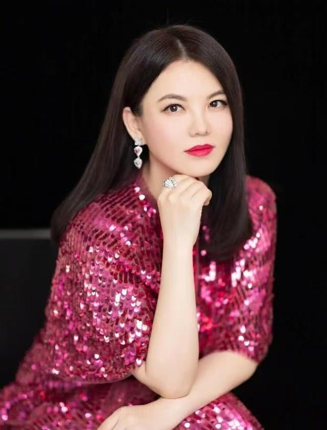 李湘这富婆人设真不是白来的！她爸可不是普通家庭出身，人家是部队大校转湖南高院副院