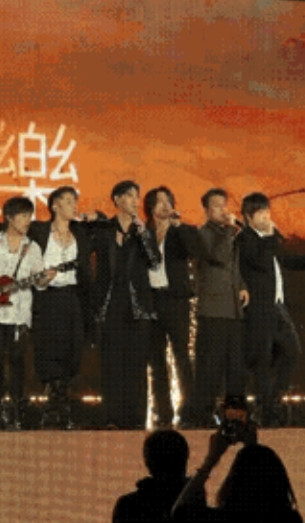 阿信，肠子都悔青了吧[捂脸哭]五月天演唱会上，阿信特地邀请了F4，时隔多年，4