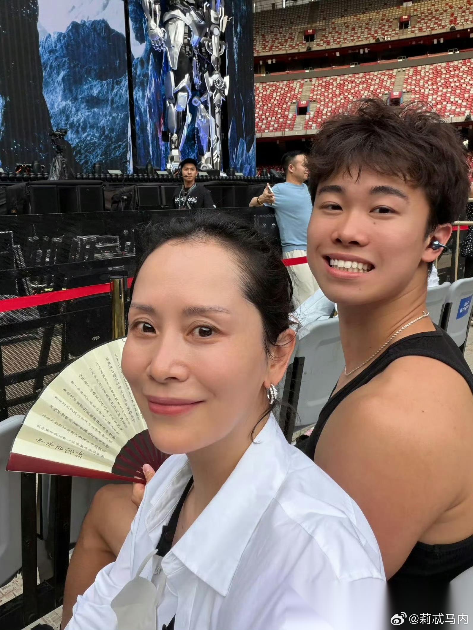 海清，太骄傲了！6月27日，一向低调的海清开心到脸上的褶子都藏不住了，因为她的