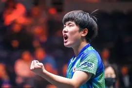 3-2逆转翻盘，打爆日本张本智和，WTT中国大满贯男单首轮：梁靖崑回归赛场，
