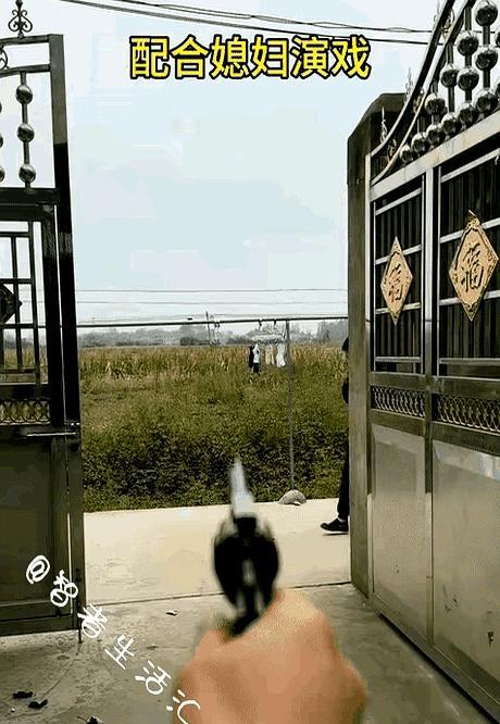 再精湛的演技，也掩盖不住护食的生理本能。前一秒还在陪妻子打闹，下一秒小伙顺