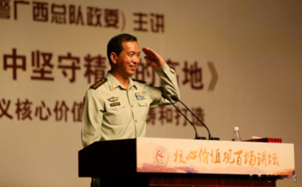 1984年，丁晓兵在对越反击战中的两山战役中公认的“第一捕俘手”，在一次抓捕俘虏