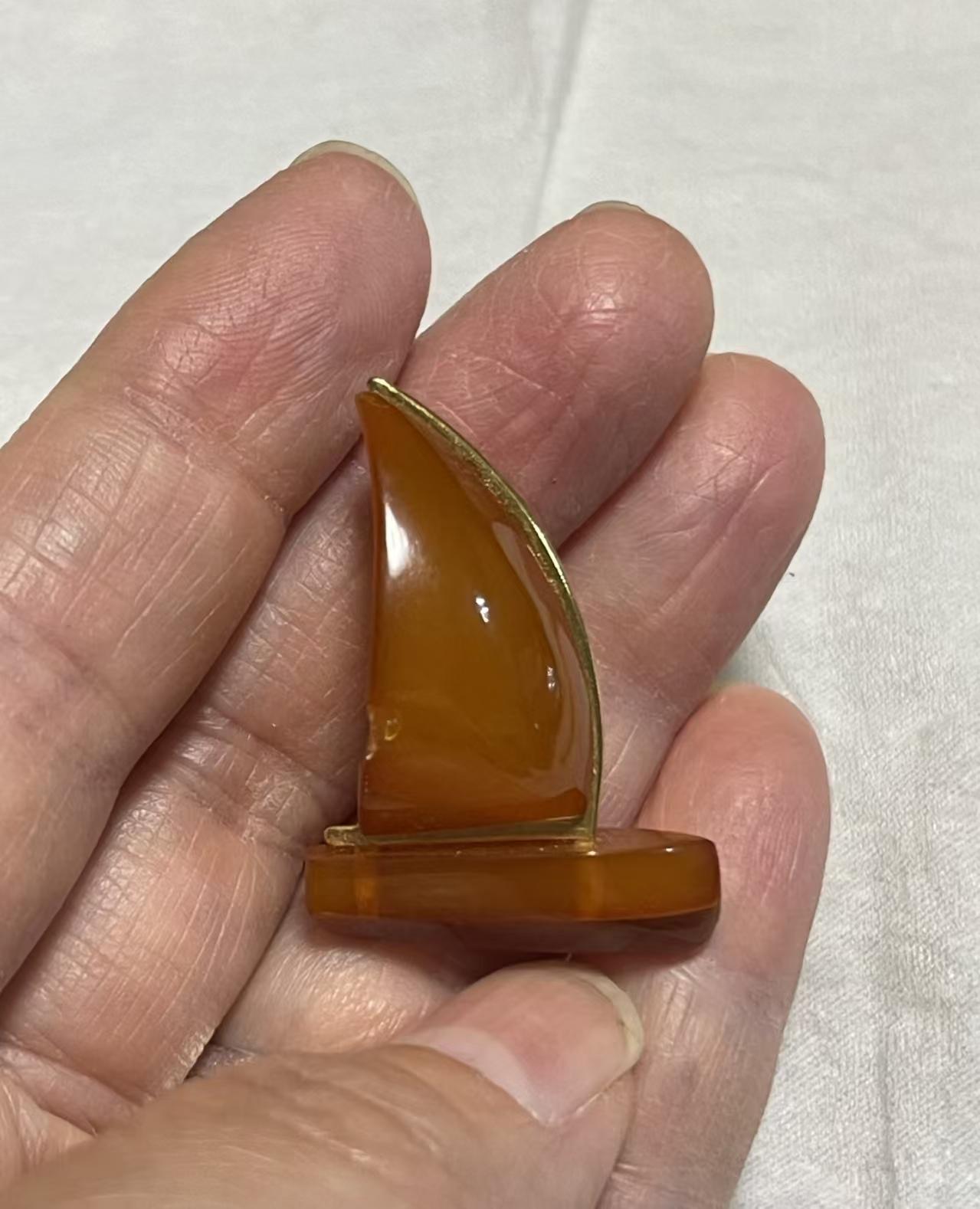公园看跳舞，有个阿姨掉出来个胸针，我一看是帆船造型的，我问阿姨卖不卖，她要了20