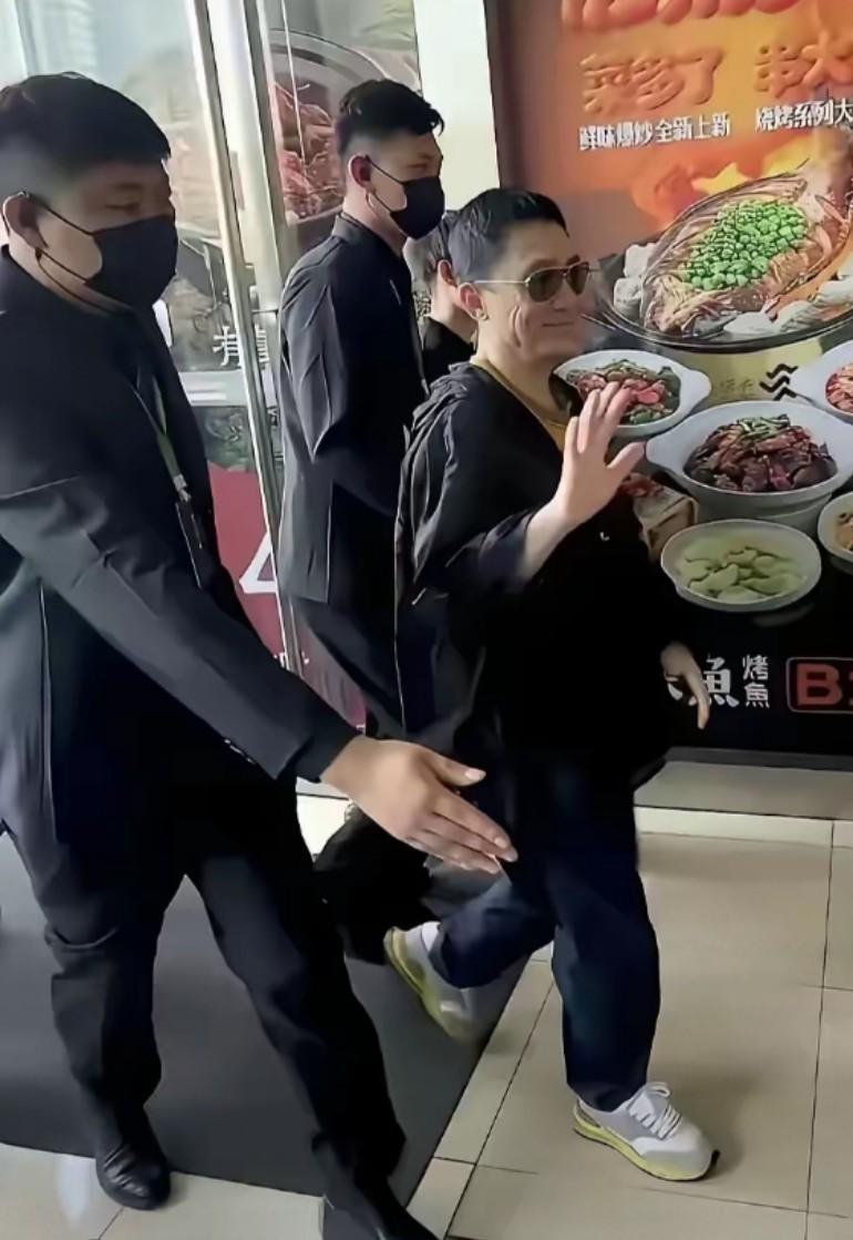 谁能想到男神这么矮？[捂脸哭][捂脸哭]据说五一在南京路演被拍到，官方身高174c