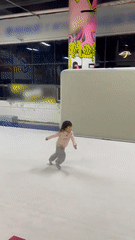 上人民日报了！12月1日报道，贵州一4岁女孩训练空翻，一开始简单跳了2下，众人还