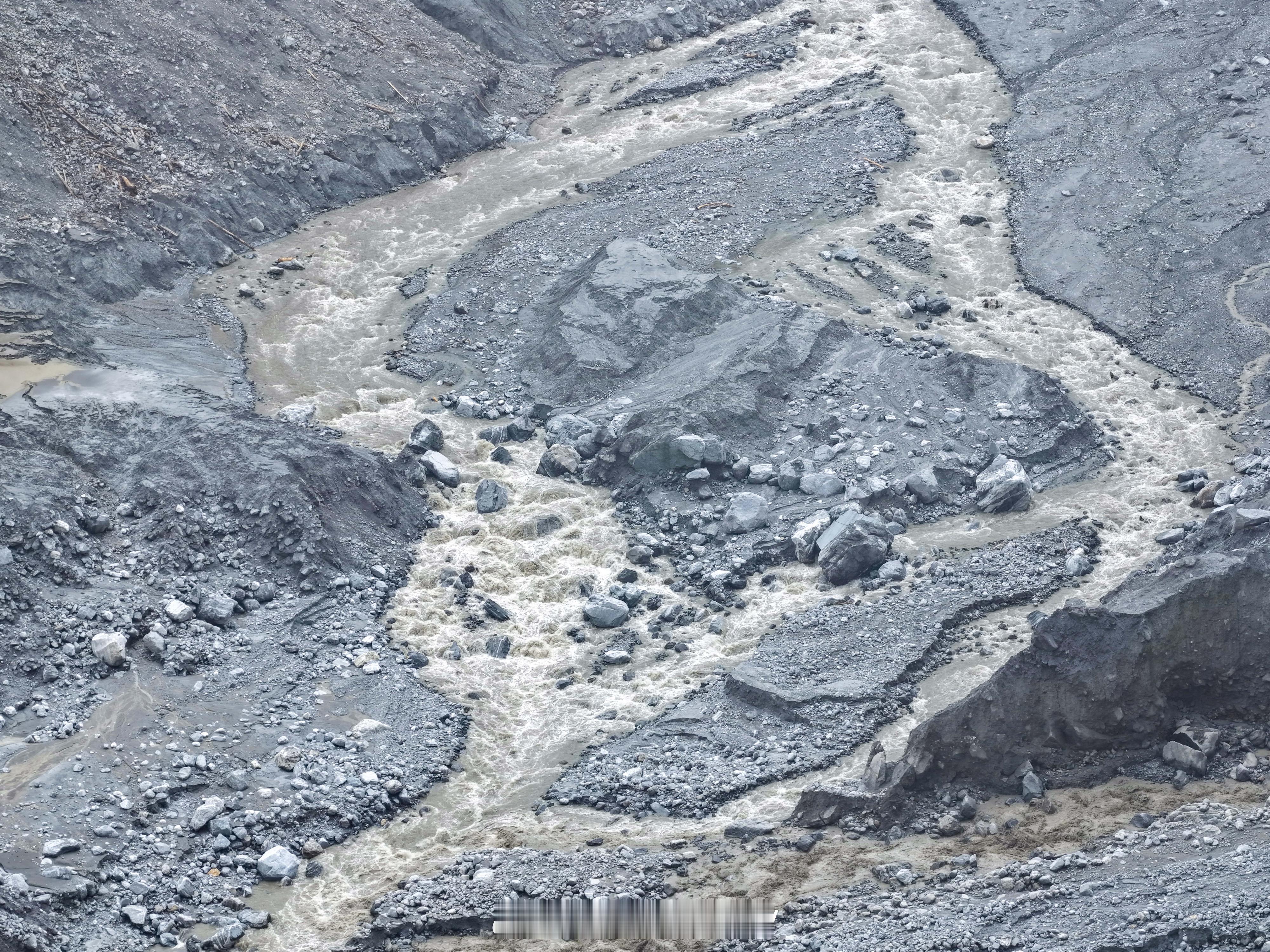 东林河上游、郭巴峡曲内，原有堰塞湖已排除险情，河道流量恢复正常。​​​