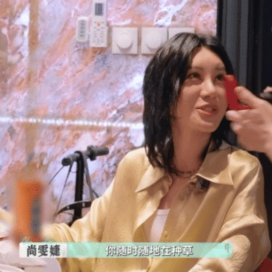 李佳琦和黄晓明等人在吃火锅时忽然起身，拿起一个粉饼就开始往每个人的脸上扑。一旁的