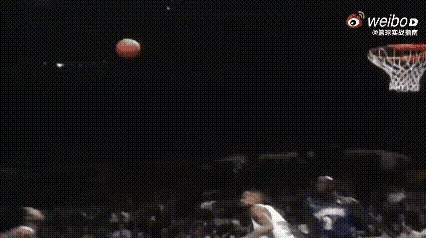 科比的反C字扣篮，飘逸、动感、力量。科比的扣篮飘逸感十足，有人说他的速度爆发力