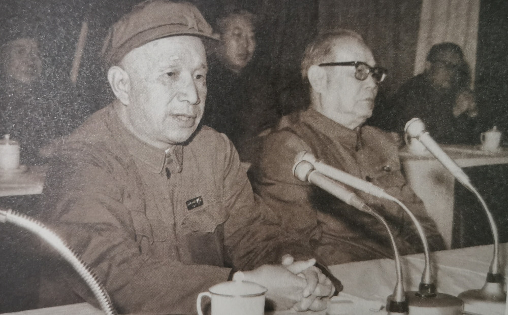 1958年，战神粟裕受到了不公正的批判，被解除了总参谋长职务。中央给他安排了两个