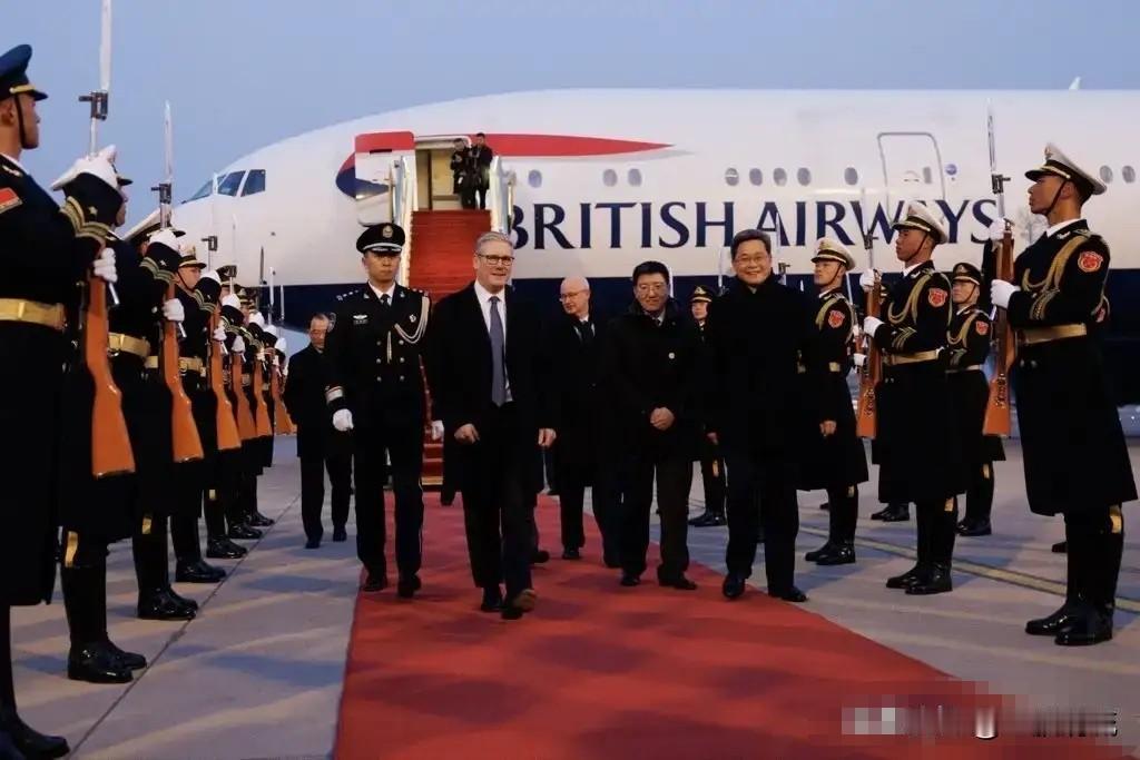 斯塔默开启北京之行，看起来一路小心谨慎！来之前，访问团采购一批一次性手机、电脑等