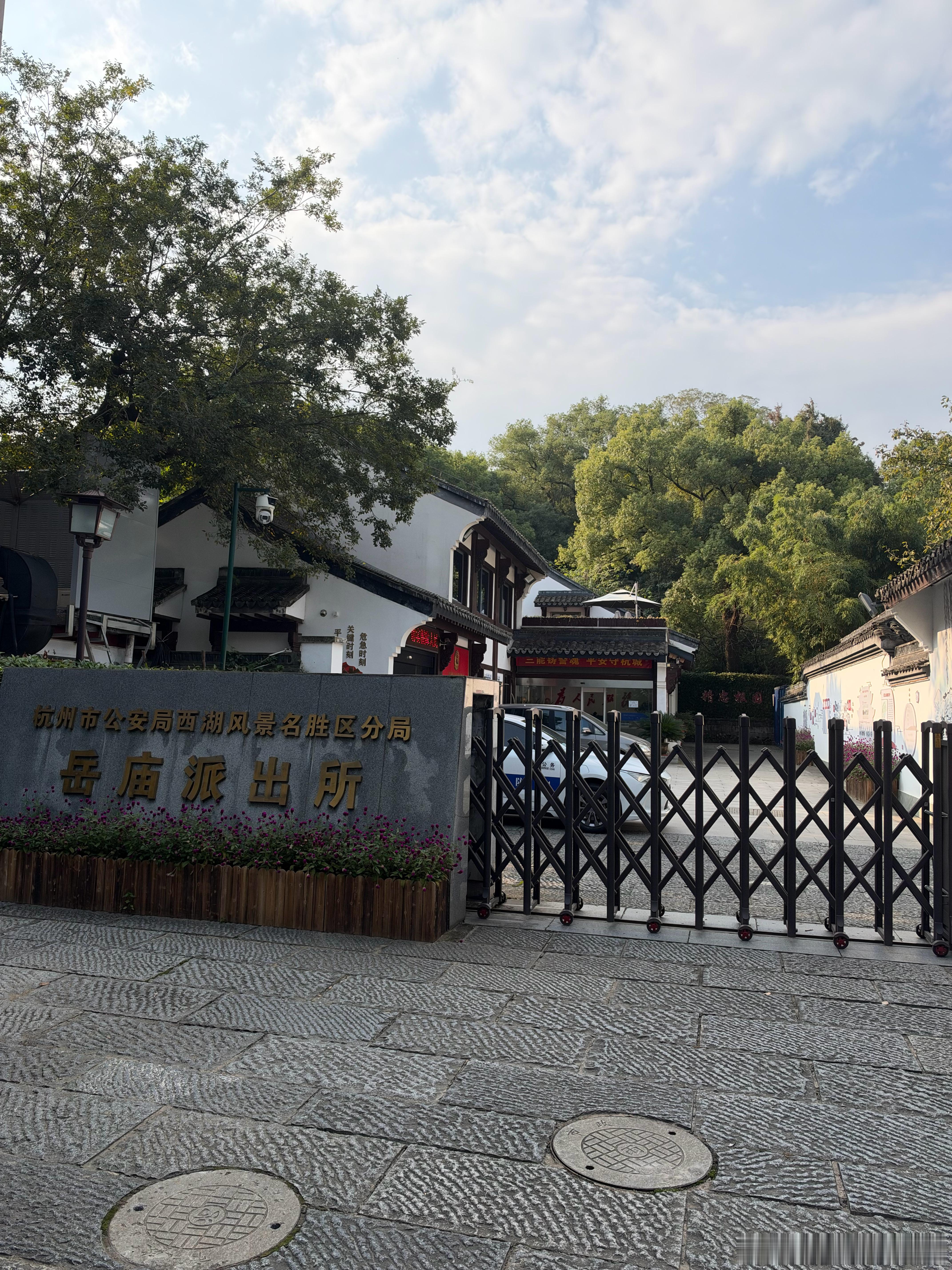 说点正能量的事、今天跟朋友们去杭州西湖逛、找了个地方坐下来等观光车、都基本坐满的