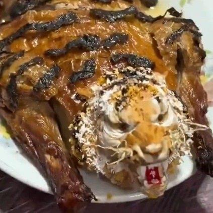 湖南岳阳一位爸爸掌厨的创意年夜饭火了，他把每道菜都做成了“山海经”级别的摆盘，让