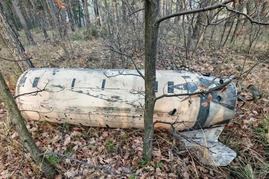 当地时间2025年11月18日14点31分，乌军使用“海马斯”火箭炮发射了4枚“